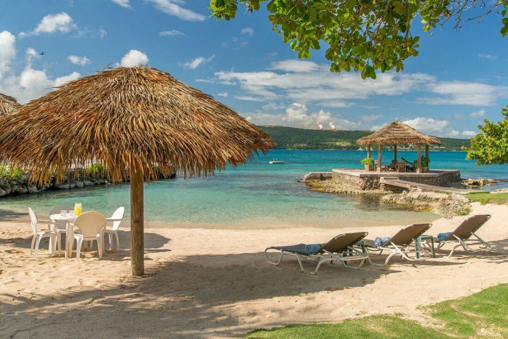 Linga-Awile Cottage – Charming Beachfront Villa in Discovery Bay, Jamaica